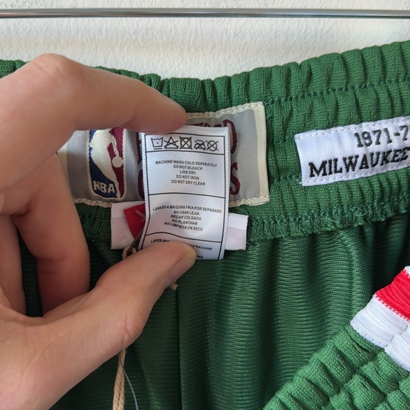 Mitchell and Ness 1971-72 Milwaukee Bucks Road Swingman Shorts men’s medium - Picture 8 of 8